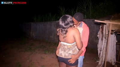 ქუჩის რომანი და ცხელი სექსი კლუბის ჭუჭყიან გოგოსთან